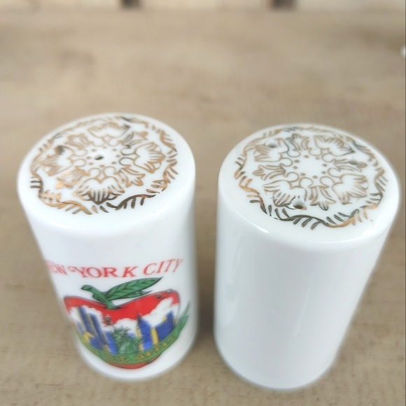 Vintage 90s New York The Big Apple Ceramic Salt And Pepper Shakers Souvenir Set - Picture 8 of 8